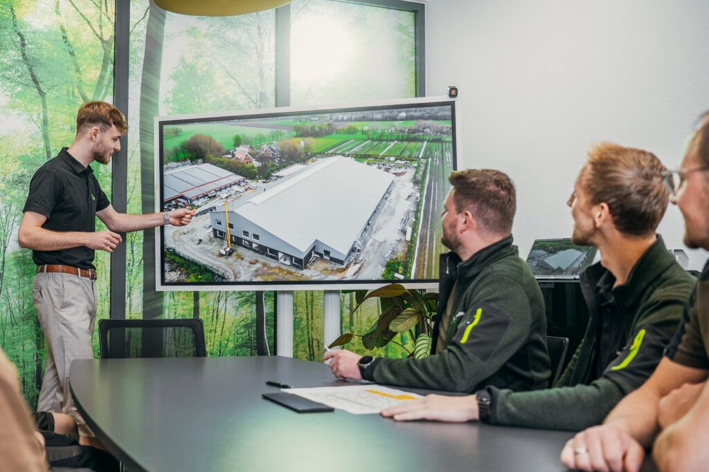 Gruene-Leuchte_Team-Privat-Grossanlagen-PV-Photovoltaik-Elektrik-Monteure-Mitarbeiter-Besprechnung-Elektriker